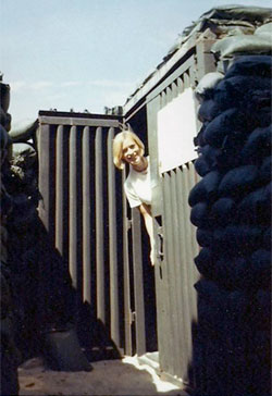 1969: World Airways Flight Attendant Zomer in Vietnam